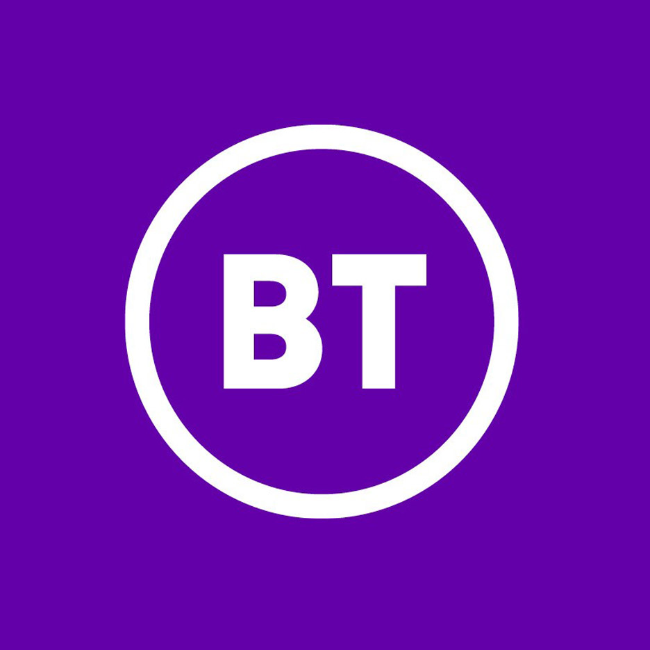 Laechelnde Professional mit Laptop - entdecken Sie die BT-Partnerschaft mit Momentum