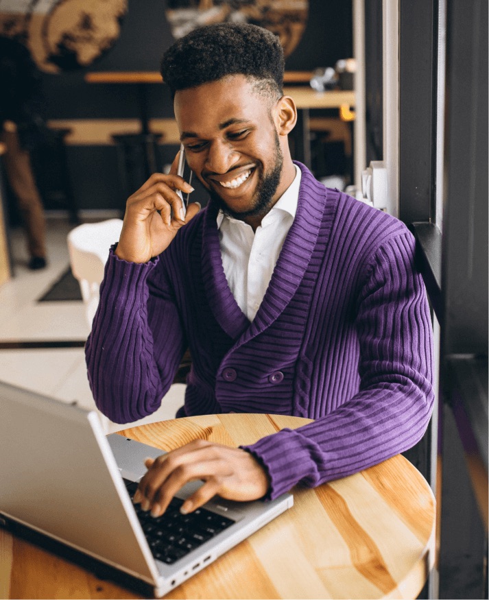 Geschaeftsfrau im modernen Buero - Microsoft Teams Zusammenarbeit mit Momentum