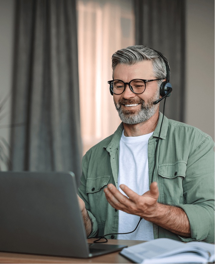 Laechelnder Profi am Laptop - globale Business-Konnektivitaet in Aktion