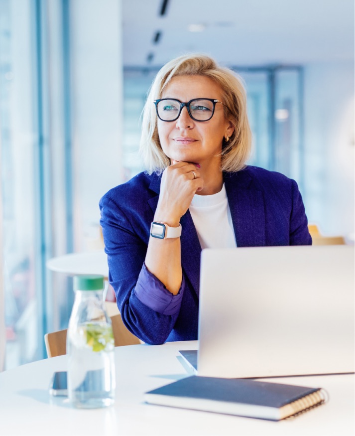 Glimlachende agent met laptop en telefoon - klantcontact in het contact center