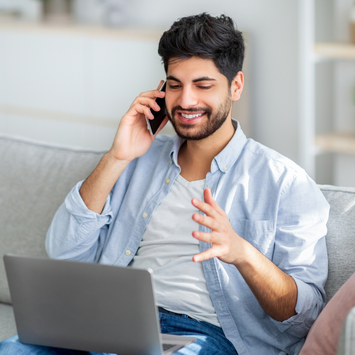 Contact center-medewerkers aan het werk - Five9 cloud contact center op de vloer