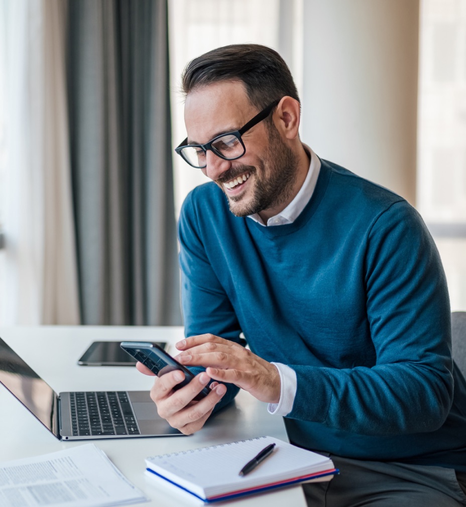 Glimlachende professional met smartphone - Five9 cloud contact center klantcontact