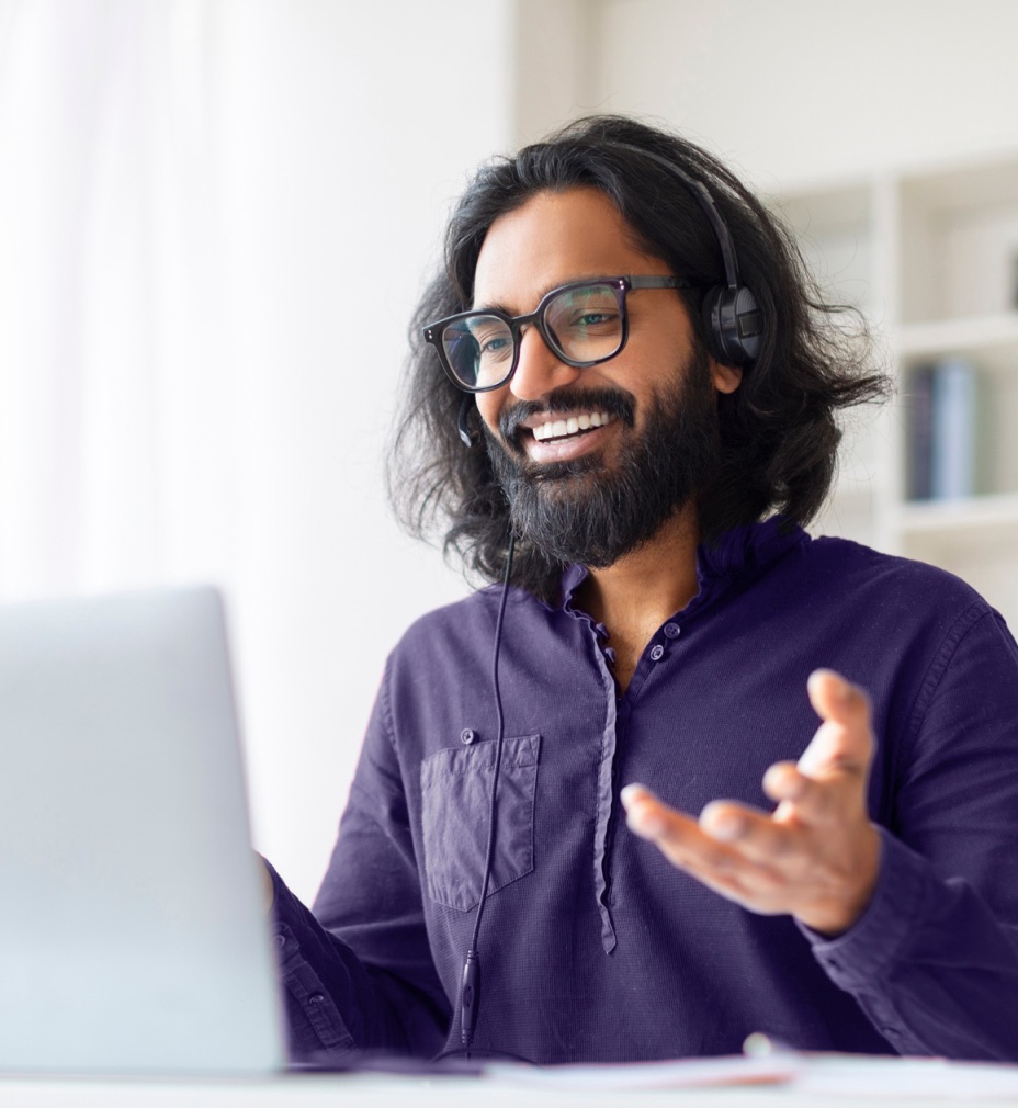Professional aan bureau met laptop - RingCentral unified cloud communicatie