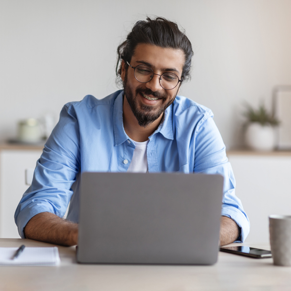 Freundlicher Empfang mit Smartphone - Teams Attendant Console Call-Routing