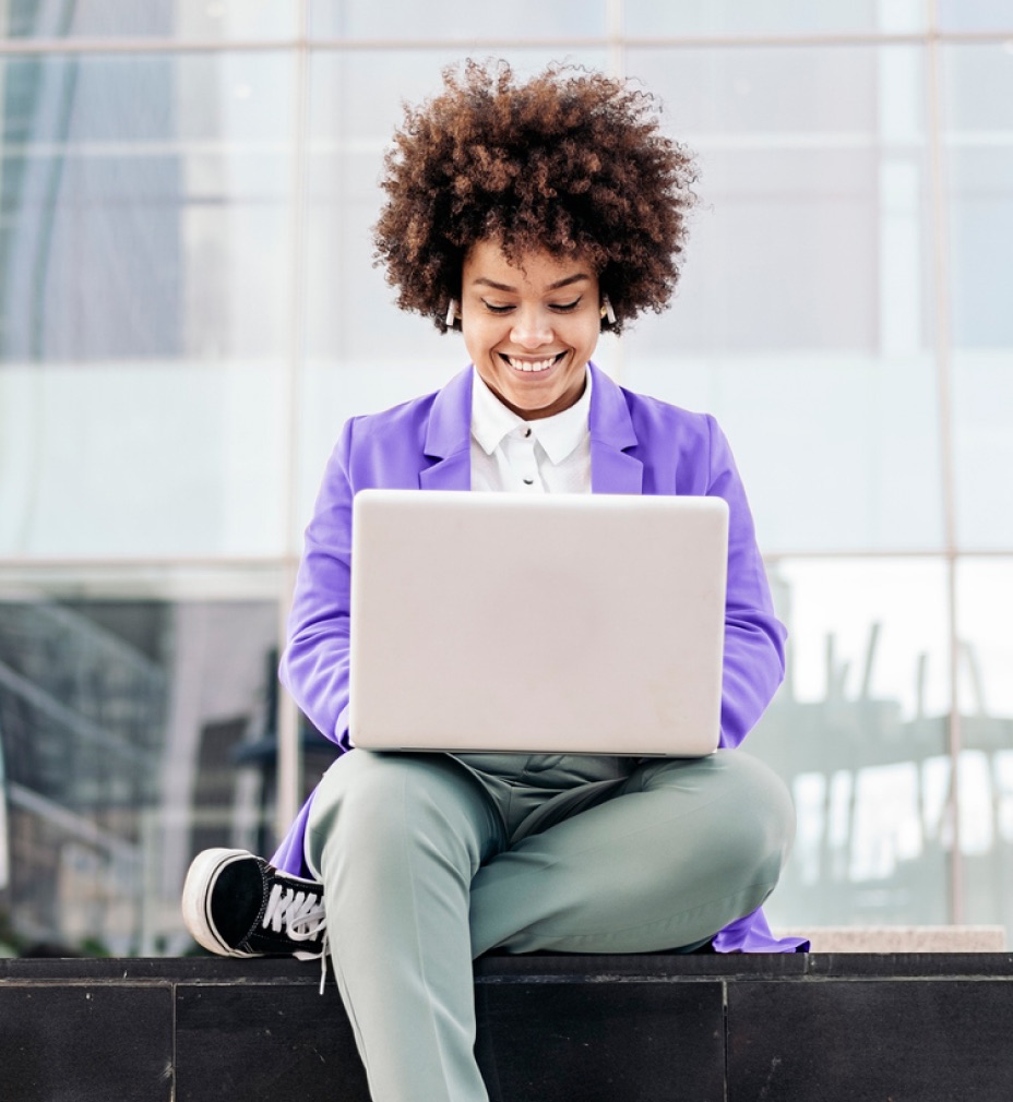 Gefocuste professional aan laptop - Teams Direct Routing SIP-integratie met Teams