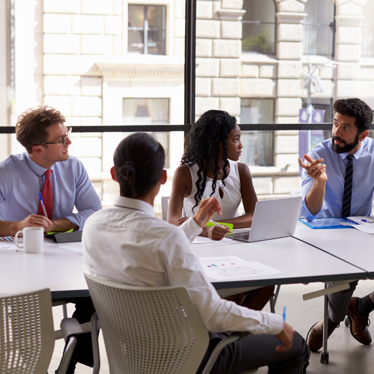 Professional samenwerkend aan laptop - Teams Operator Connect carrier-grade telefonie