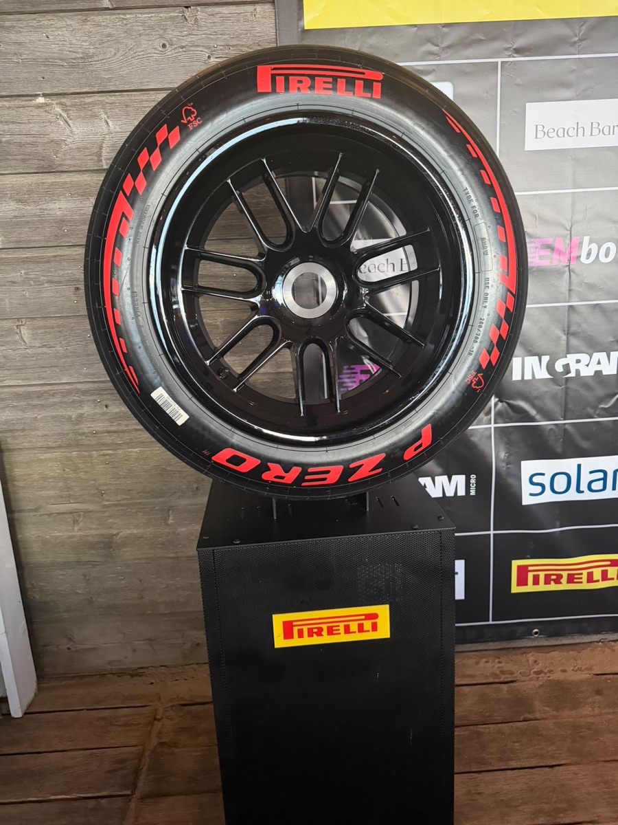 Pirelli P Zero Formel-1-Reifen als Blickfang im Pavillon am Circuit Zandvoort