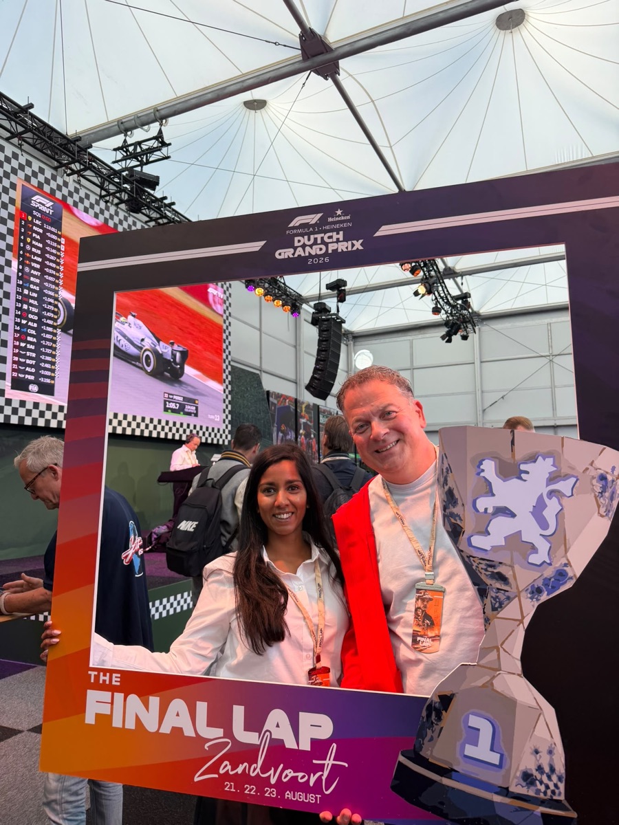 Gäste von Momentum an der Fotowand in der Fanzone während des Formel-1-Wochenendes in Zandvoort