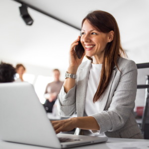 vrouw aan de telefoon tijdens het typen met Microsoft-teams operator-connect