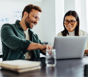 man en vrouw werken samen aan laptop microsoft teams